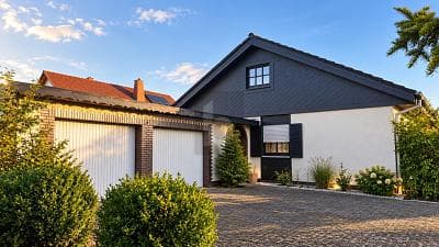 GARTEN, TERRASSE, DOPPELGARAGE UND PV-ANLAGE