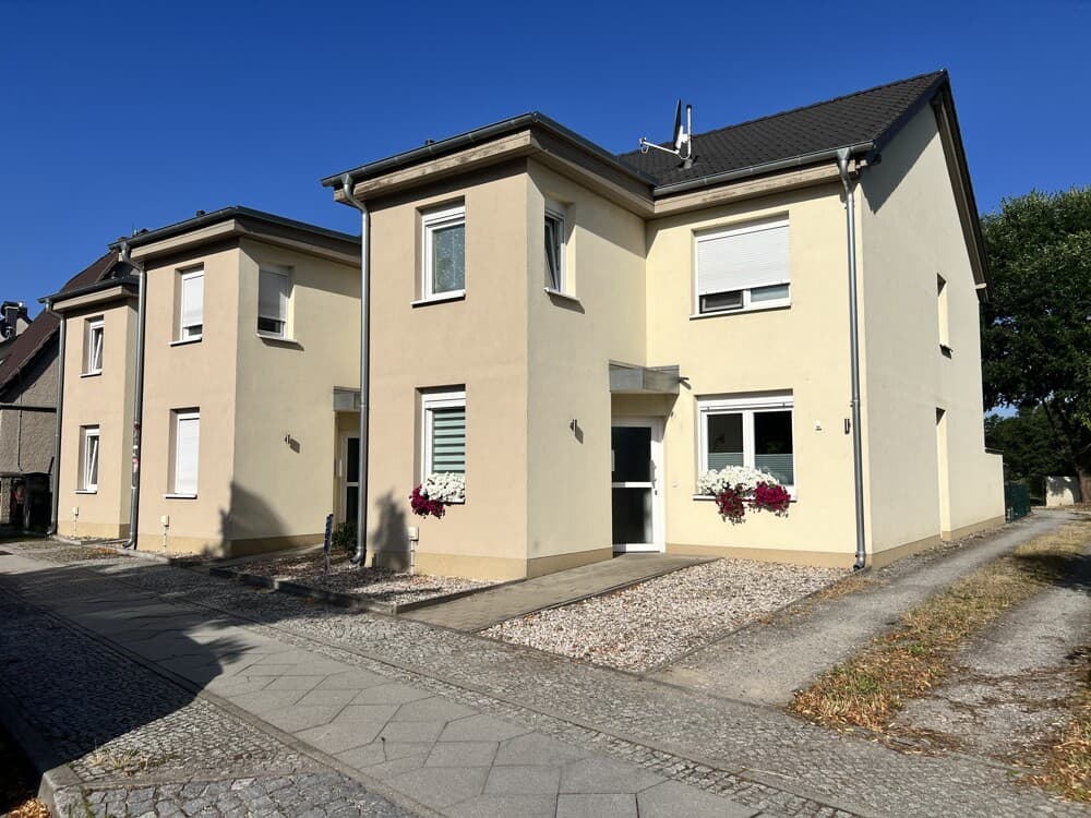 Drei Häuser, ein Investment: Attraktive Reihenhausanlage von 2016 mit Perspektiven für Ihre Zukunft