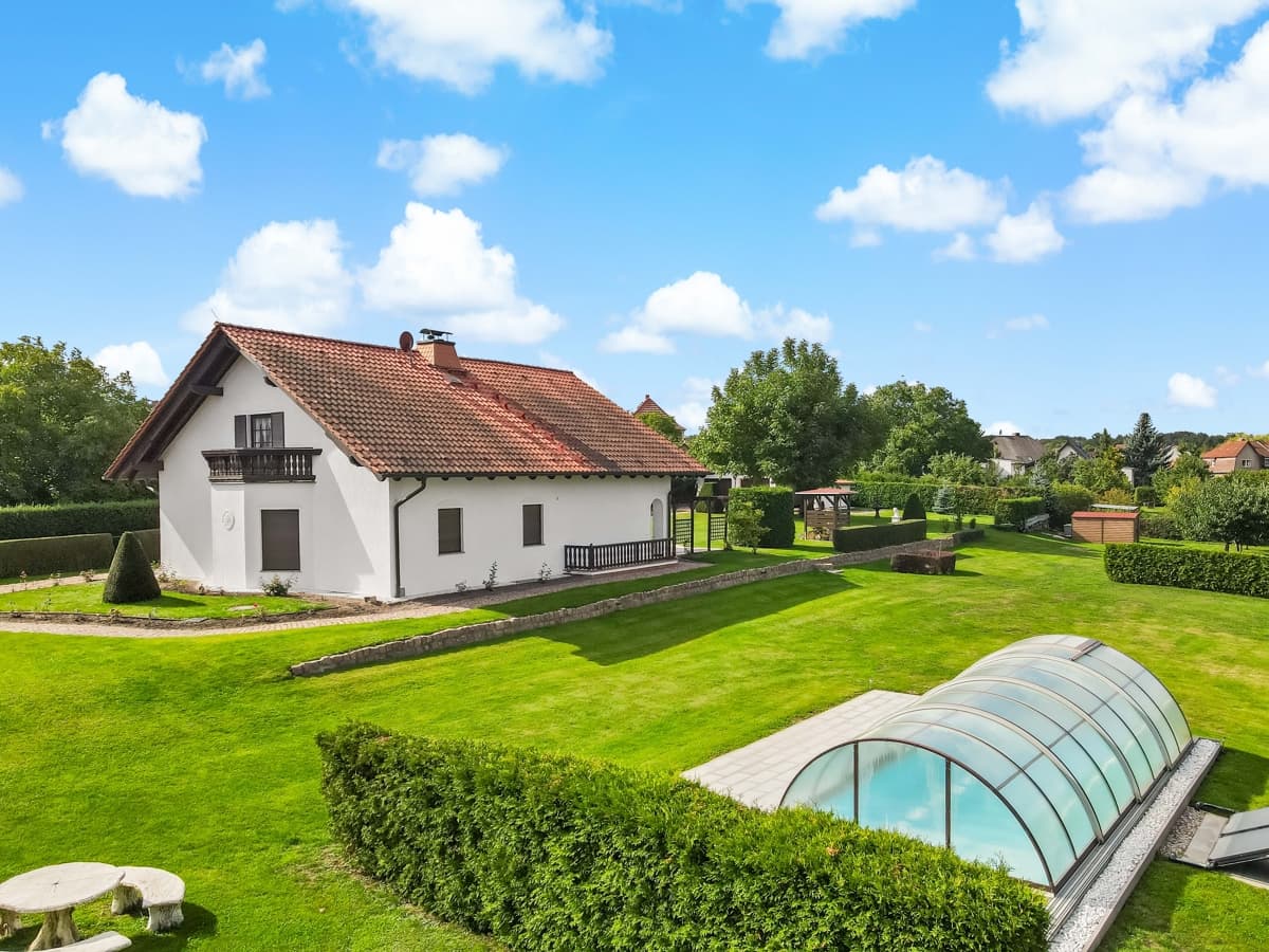 Großzügigkeit neu definiert: EFH, Pool & 2.790 m² Grundstück in Dölau