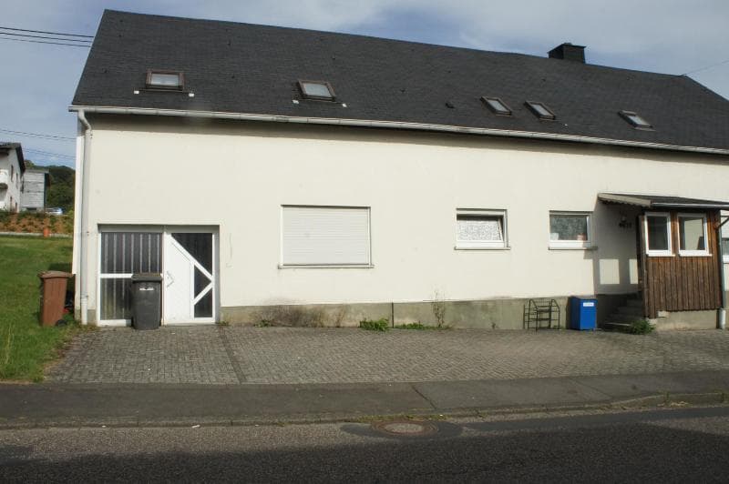 ** DOPPELHAUSHÄLFTE - IN UNNAU - MI)T GROSSEM GRUNDSTÜCK **