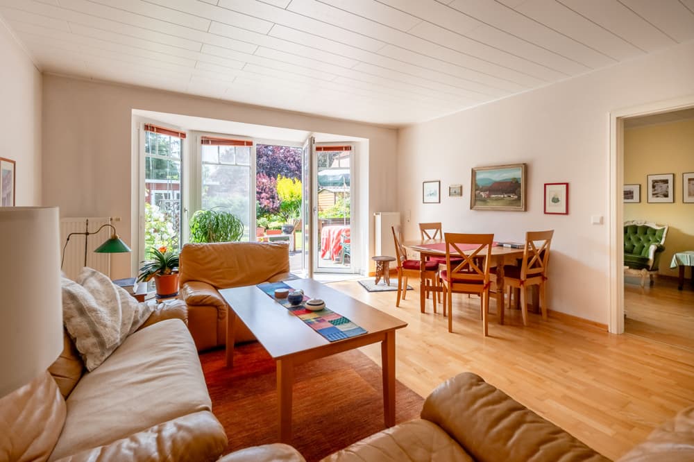 Wohnen, wo andere Urlaub machen: Reihenmittelhaus mit herrlichem Garten nahe Husum.