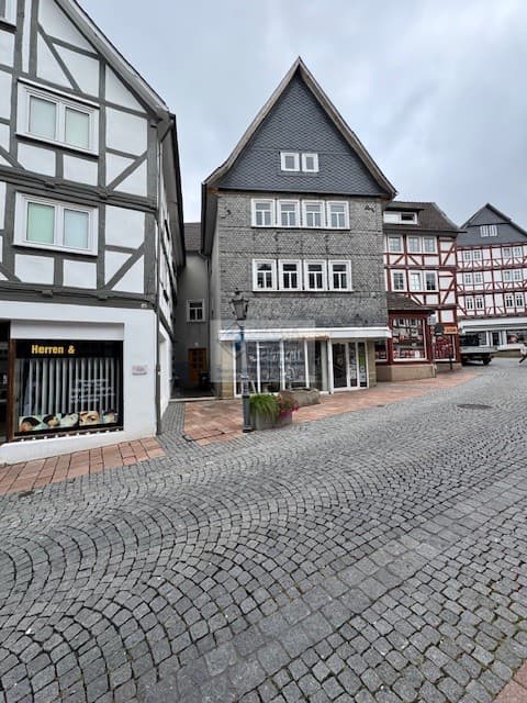 Preiswertes Ensemble aus 2 großen sanierten miteinander verbundenen Fachwerkhäusern mit über 500m² WFl!