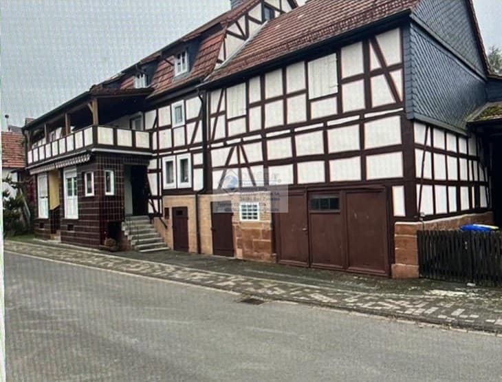 Solides Fachwerkhaus mit Scheune und Anbau