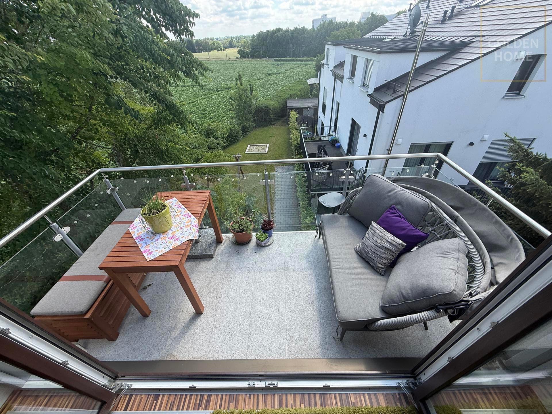 Helle schöne Dachgeschosswohnung mit Panorama-Glasbalkon und Blick ins Grüne