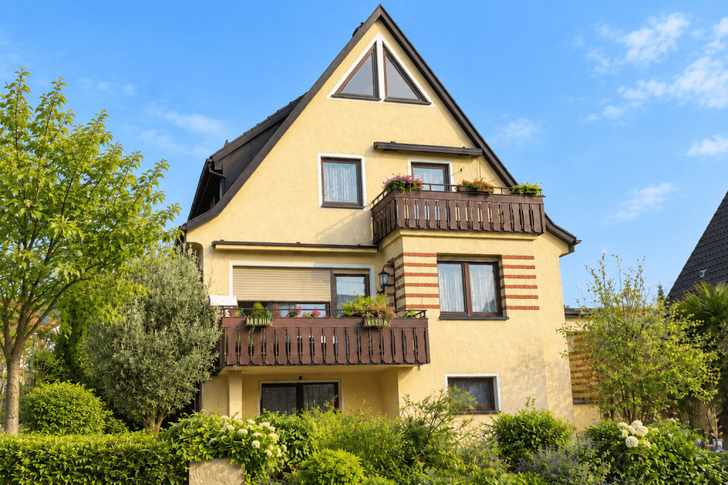 Wohnen in der City! Zentrales freistehendes Einfamilienhaus in Ebersbach!