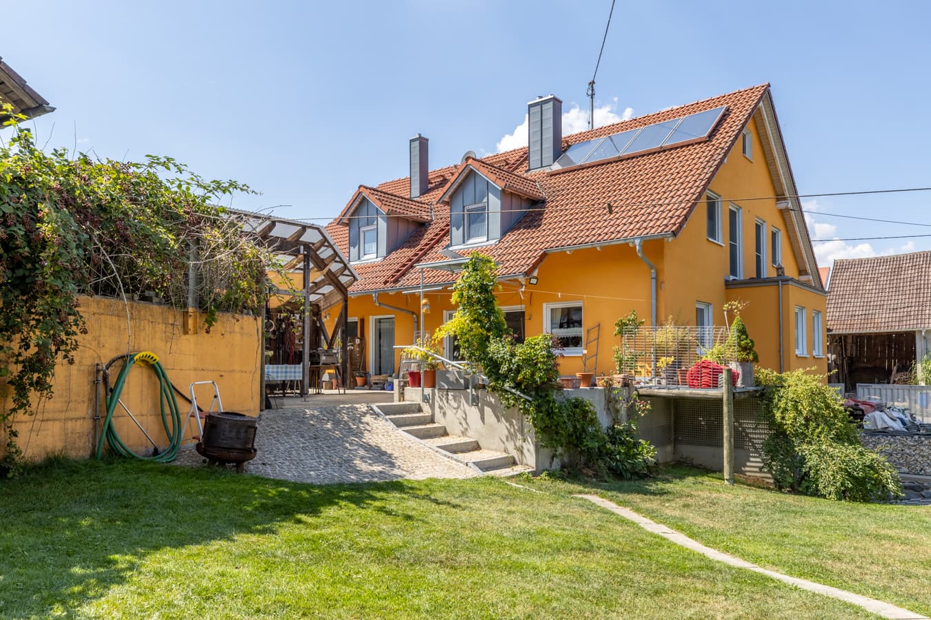 Ein ansprechendes Haus mit viel Grund!
