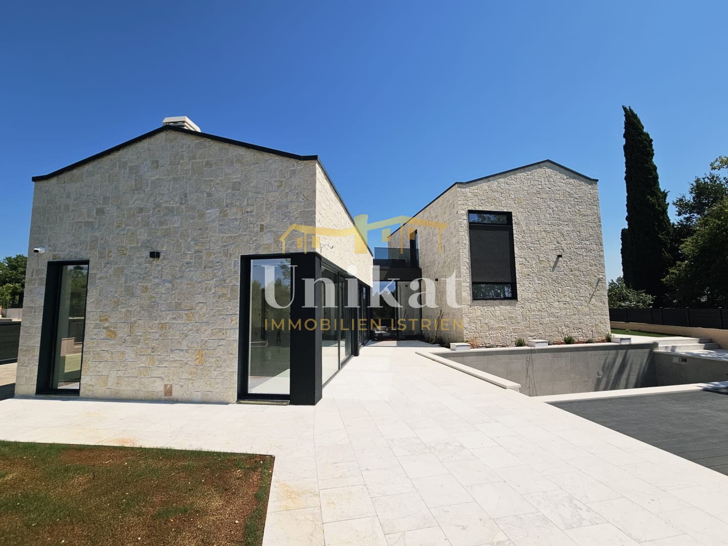 Moderner Neubau mit Pool in der Nähe von Poreč