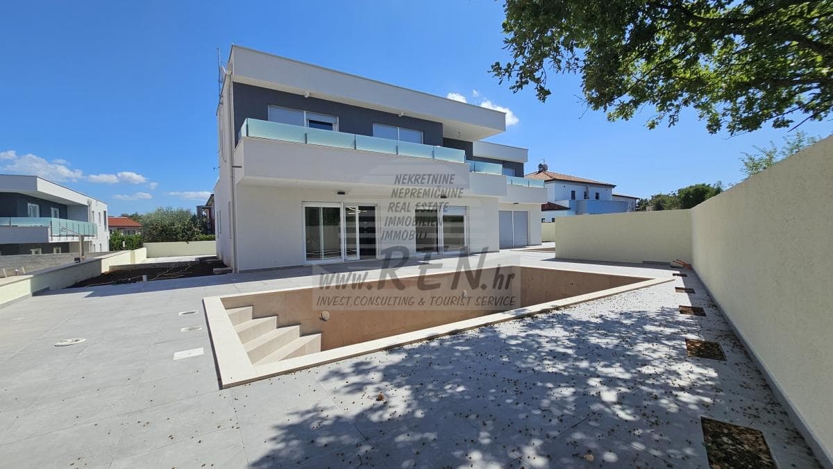 Modernes Doppelhaus mit Pool und 4 Schlafzimmern mit eigenem Bad – Kaštel, Buje