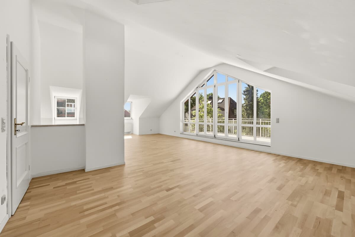 Lichtdurchflutete Dachgeschosswohnung in ruhiger Lage mit großer Fensterfront & Dachterrasse