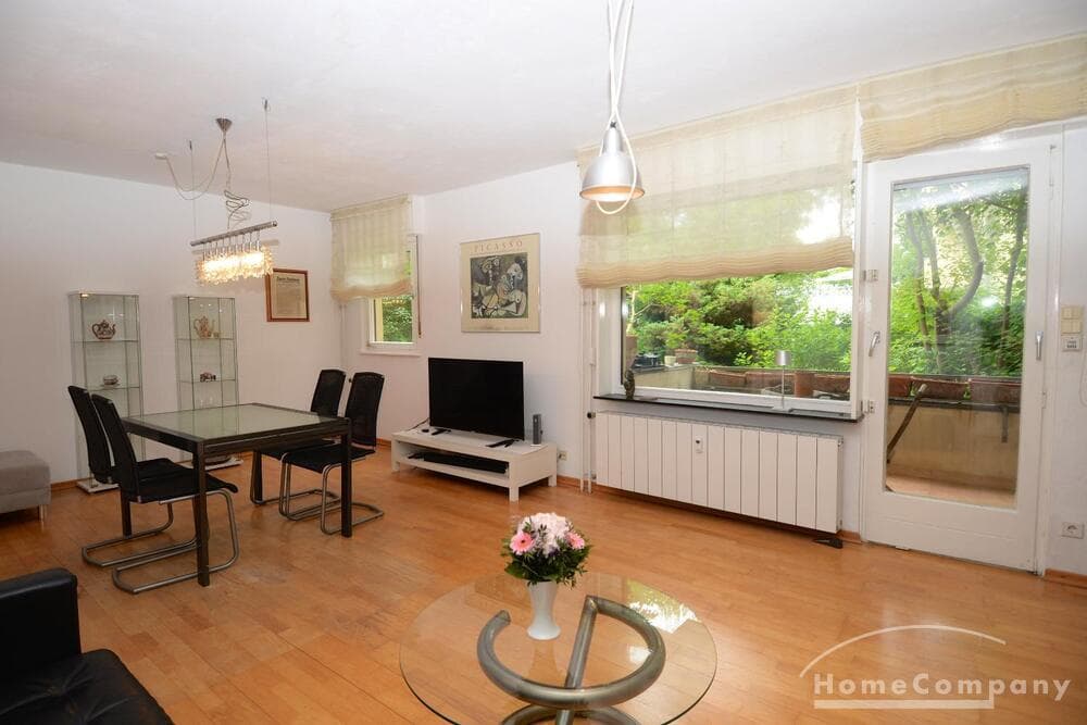 Helle und stilvoll möblierte Wohnung mit großem Balkon und Gartenblick