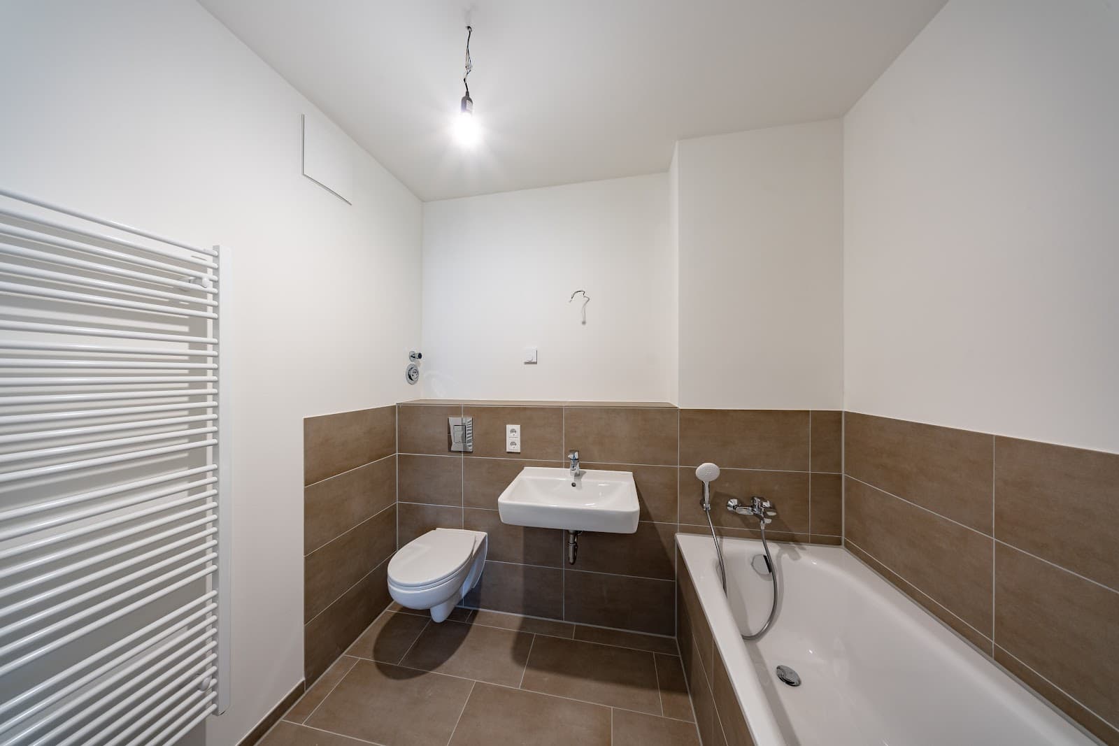 Geräumige Wohnung im Neubauerstbezug mit südseitiger Dachterrasse und zwei Bädern