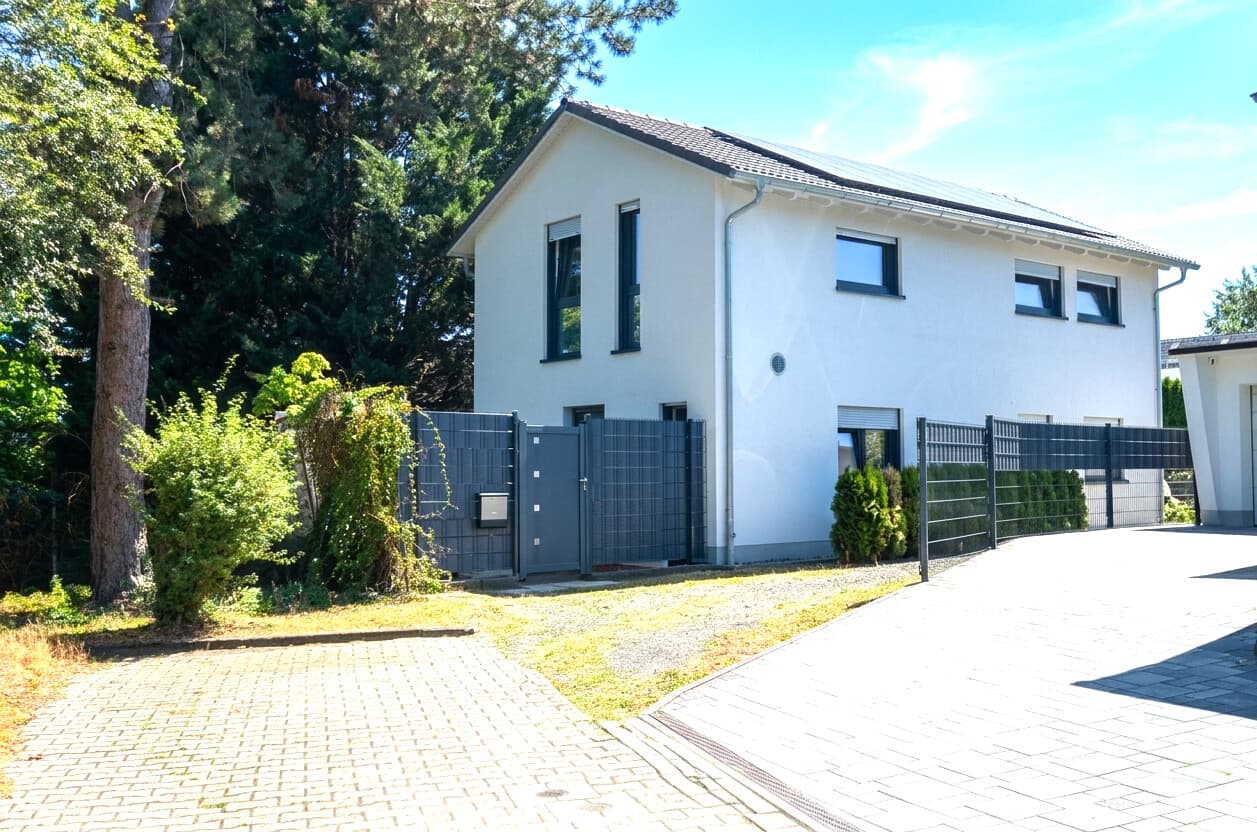 Niederpleis: Freistehend, PV-Anlage, Wärmepumpe, A+