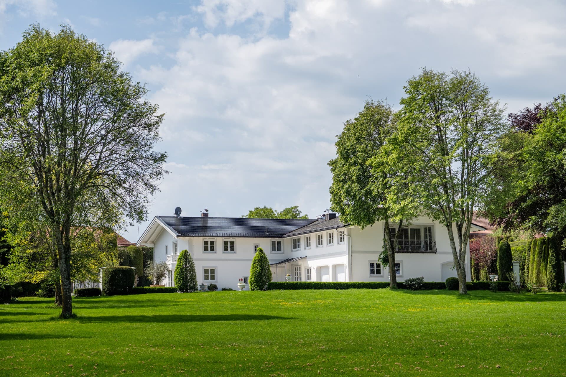 AIGNER - Exklusive Luxusvilla in Sauerlach – Mediterranes Flair trifft oberbayerische Lebensqualität
