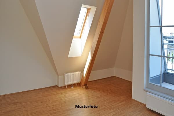 DG-Wohnung nebst Dachstudio und Garage