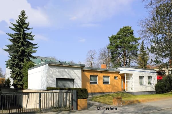 Walmdachbungalow mit integrierter Garage