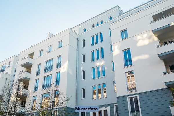 Im Umbau zum Dreifamilienhaus befindliches Gebäude mit Balkonen und Garage