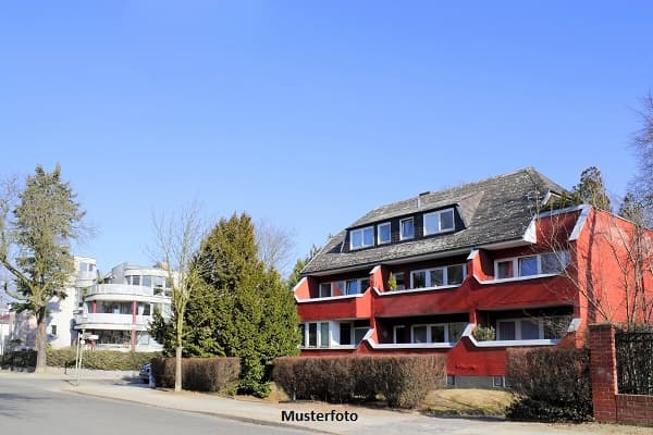 Freistehendes Dreifamilienhaus mit Balkonen und Garagenanabau