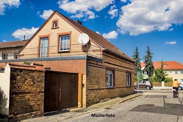 Hofstelle - Einfamilienhaus und ausgeb. Stallanbauten
