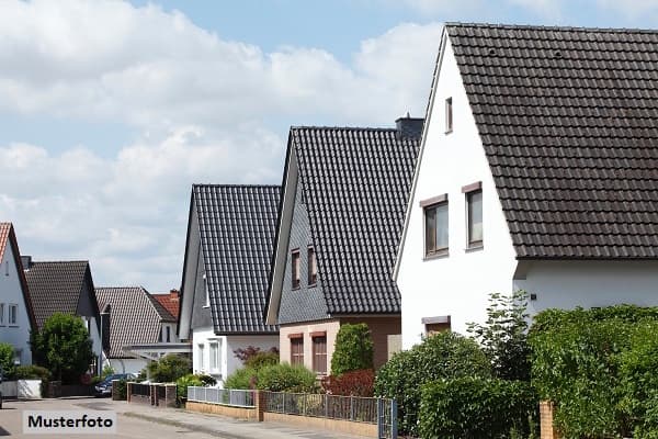 Freistehendes Einfamilienhaus mit Garage mit Fertigstellungsbedarf