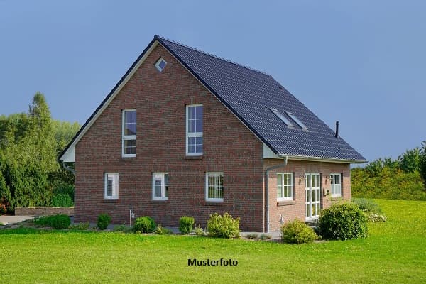 Freistehendes Einfamilienhaus mit Einlieger, Garten und 2 Garagen