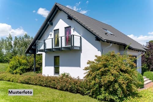 Freistehendes Einfamilienhaus mit Nebengebäude und Garten