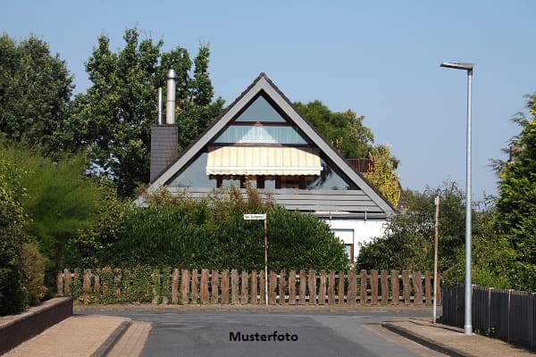 Freistehendes Einfamilienhaus nebst Scheunen und Schleppergarage