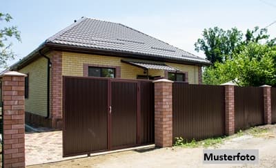 Einfamilienhaus nebst Garten mit Pavillon und Garage