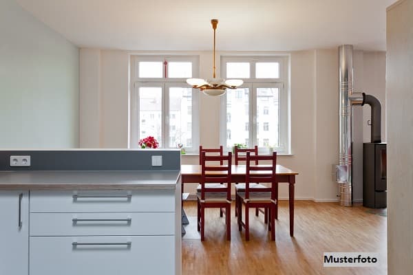 Hier fehlt noch der letzte Schliff! Einfamilien-Doppelhaushälfte mit Garagen