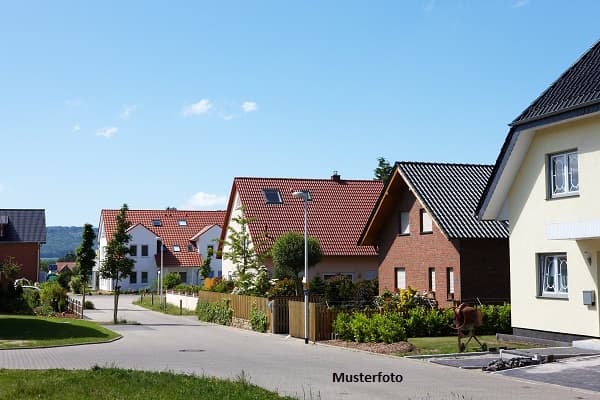 Flachdach-Bungalow mit Garten und Garage