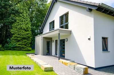 Freistehendes Wohnhaus, 2 Garagen, Garten