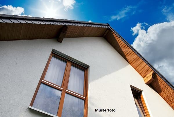 2-Familienhaus, Anbau, 2 Garagen - Platz für alle