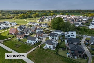 Einfamilienhaus mit Balkon, Terrasse und Garage