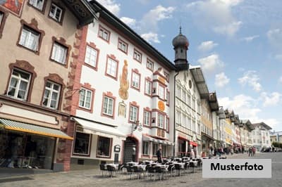 Hotel mit Betriebswohnhaus, Garagen und Pferdeställen - Perfekt für Reiter und Reisende