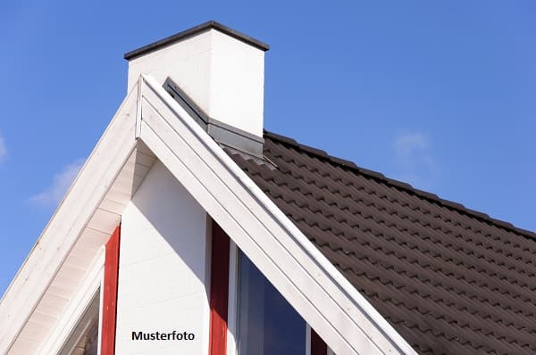 Freistehendes Einfamilienhaus mit Nebengebäuden in ländlicher Gegend