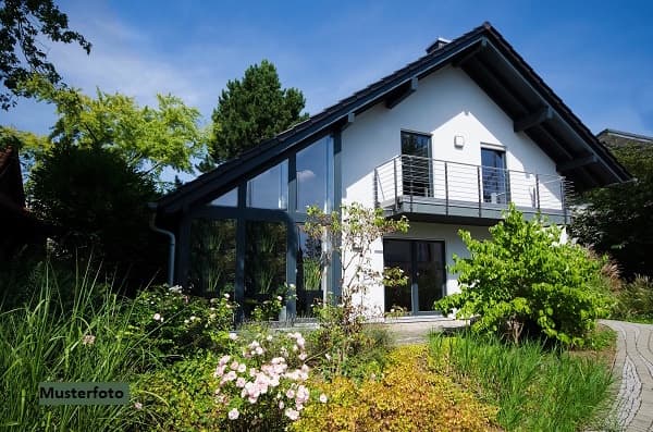 Freistehendes Einfamilienhaus mit Garage