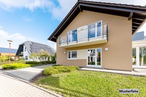 Wohnhaus, Garten und Garage