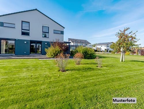 Einfamilienhaus mit Doppelgarage und Carport