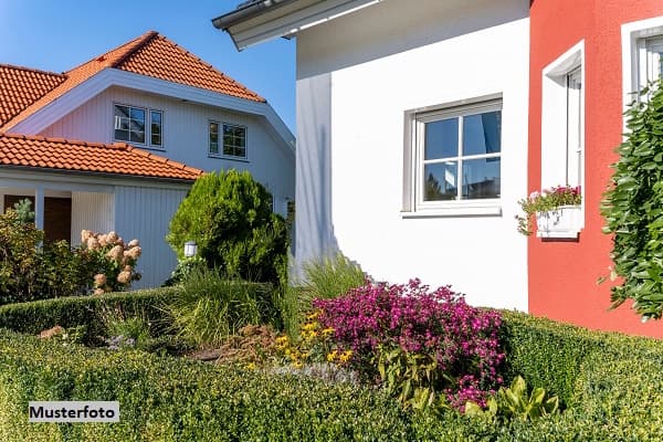 Sehr großes Einfamilienhaus mit Einlieger, 2 Garagen, 2 Carports und Schwimmhalle