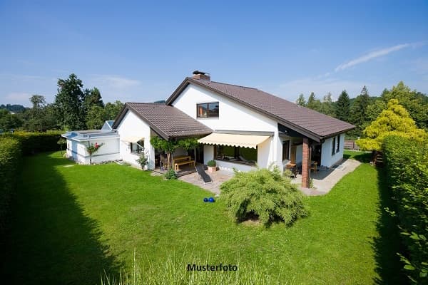 Freistehendes Einfamilienhaus nebst Garten und Doppelgarage