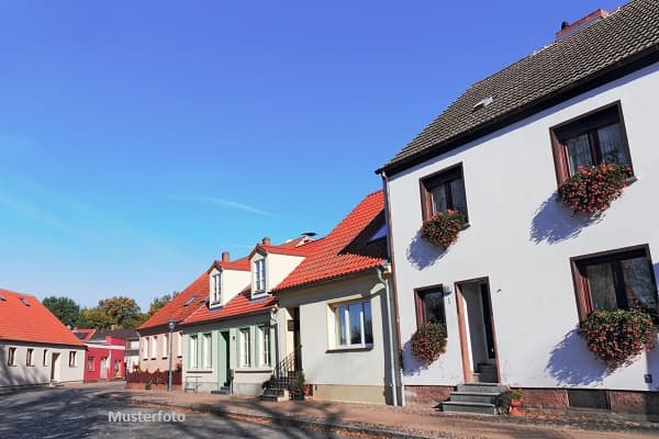 Teil eines Wohnhauses mit Carport