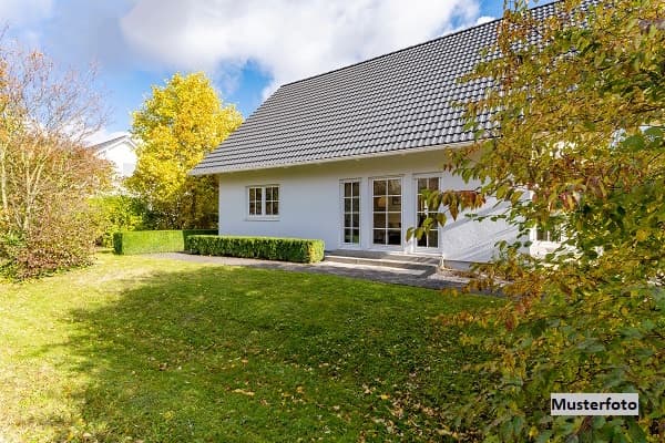 Freistehendes Einfamilienhaus mit überdachtem Balkon und Garten