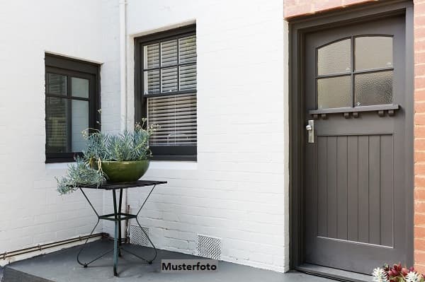 Einfamilienhaus nebst Garten und befestigten Stellplätzen