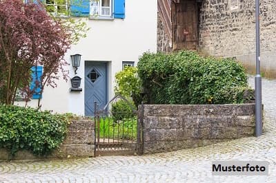 Doppelhaushälfte mit Garage und Garten in ruhiger Lage