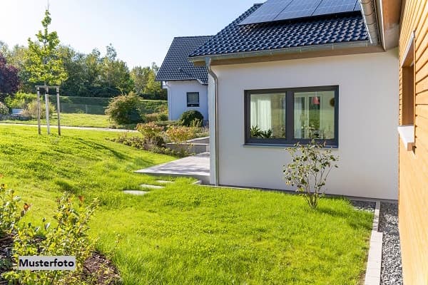Einfamilien-Doppelhaushälfte, Garage und Carport