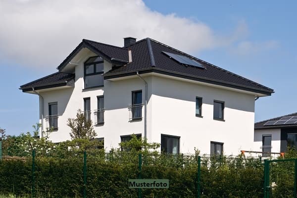 Großes Grundstück - Freistehendes 2-Familienhaus mit Doppelgarage und Garten