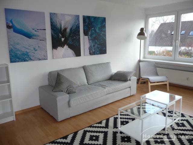 4 Zi.Whg., möbliert, 1. OG, mit Balkon.