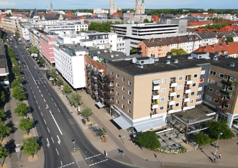 Mit Blick auf das Theater, 1 Zimmer Wohnung mit Balkon