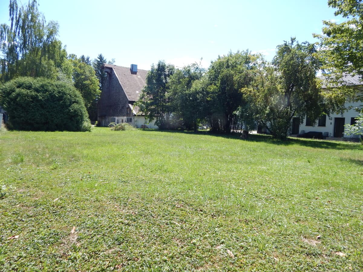 Großes, sonniges Baugrundstück mit denkmalgeschütztem Bauernhaus und Entwicklungspotenzial