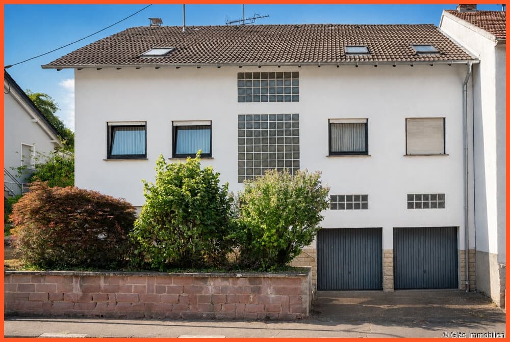Großzügiges Ein- bis Zweifamilienhaus mit zwei Garagen in Karlsbrunn