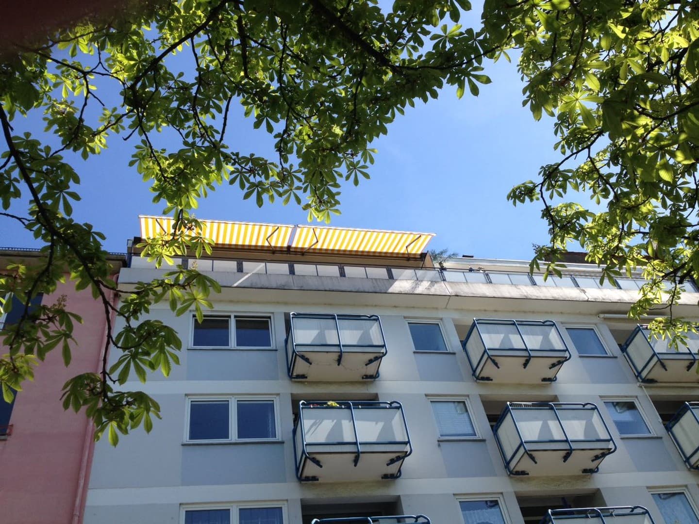 zentrale und verkehrsberuhigte Lage teilmöblierte Penthouse Perle direkt am Wilhelmsplatz mit Aufzug